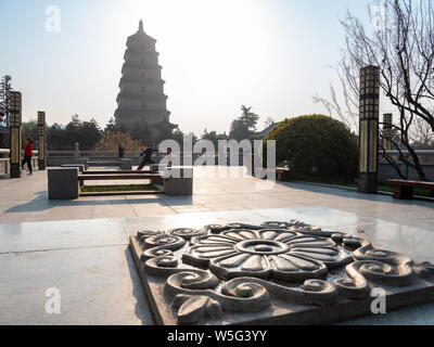 Le Giant Wild Goose Pagoda est entouré de Prunus cerasus dans fleur pleine de Xi'an, ville du nord-ouest de la Chine, dans la province de Shaanxi, du 20 mars 2019. Banque D'Images