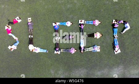 Les étudiants présentent sous la forme de 'SLEEP'du cours d'une guerre d'oreillers sur la Journée du sommeil à l'Université de Linyi Linyi city, est de la Chine. Banque D'Images