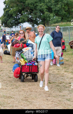 Les personnes qui arrivent sur la première journée du Camp Bestival, parc du château de Lulworth, Dorset, UK Banque D'Images