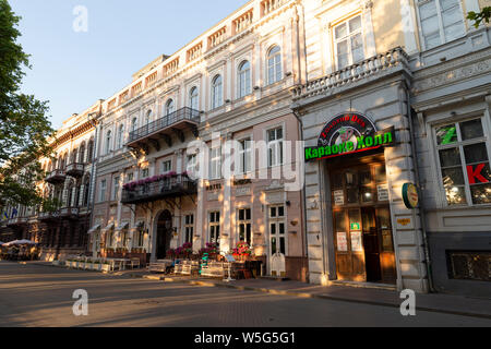 L'Ukraine, Odessa, Primorsky Boulevard, 13 juin 2019. Vue latérale sur l'entrée de la salle de karaoké Duc d'or. Banque D'Images