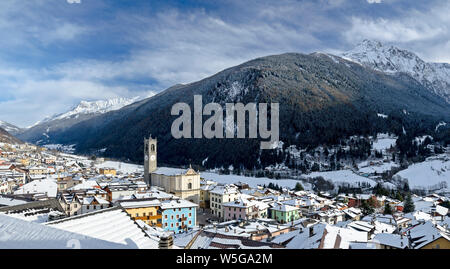 L'Italie, Lombardie, Alpes Retiche, Vallée Camonica, parc régional de la montagne et de l'Adamello Tem ?-Ponte di Legno ski area de Vezza d'Oglio (fg. : l'église paroissiale de San Martino) et Mt. Pornina Banque D'Images