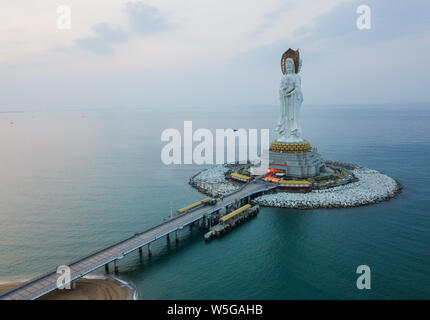 Vue de la statue de Guanyin Futian près du Temple de Nanshan dans la ville de Sanya de Sanya, Chine du sud de la province de Hainan, 25 mars 2019. La Guanyin de Banque D'Images
