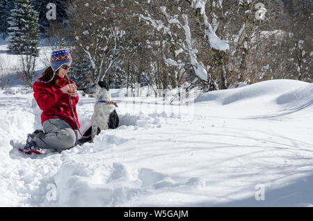 L'Italie, Lombardie, Alpes Retiche, Vallée Camonica, raquette sur les traces de l'ancienne église de San Clemente alpin Banque D'Images