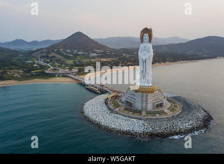 Vue de la statue de Guanyin Futian près du Temple de Nanshan dans la ville de Sanya de Sanya, Chine du sud de la province de Hainan, 25 mars 2019. La Guanyin de Banque D'Images