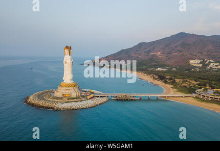 Vue de la statue de Guanyin Futian près du Temple de Nanshan dans la ville de Sanya de Sanya, Chine du sud de la province de Hainan, 25 mars 2019. La Guanyin de Banque D'Images