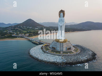 Vue de la statue de Guanyin Futian près du Temple de Nanshan dans la ville de Sanya de Sanya, Chine du sud de la province de Hainan, 25 mars 2019. La Guanyin de Banque D'Images