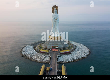 Vue de la statue de Guanyin Futian près du Temple de Nanshan dans la ville de Sanya de Sanya, Chine du sud de la province de Hainan, 25 mars 2019. La Guanyin de Banque D'Images