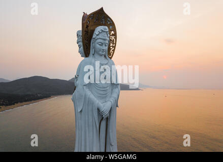 Vue de la statue de Guanyin Futian près du Temple de Nanshan dans la ville de Sanya de Sanya, Chine du sud de la province de Hainan, 25 mars 2019. La Guanyin de Banque D'Images