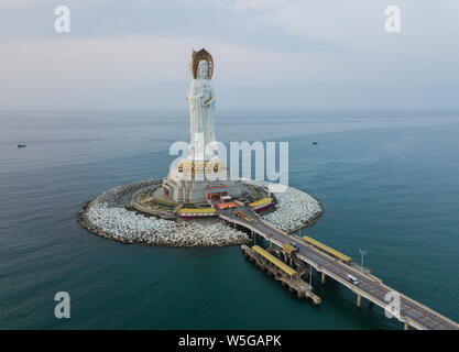 Vue de la statue de Guanyin Futian près du Temple de Nanshan dans la ville de Sanya de Sanya, Chine du sud de la province de Hainan, 25 mars 2019. La Guanyin de Banque D'Images