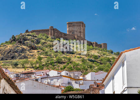 Château perché sur la ville blanche de Feria, région de Tierra de Barros, province de Badajoz, Estrémadure, Espagne Banque D'Images