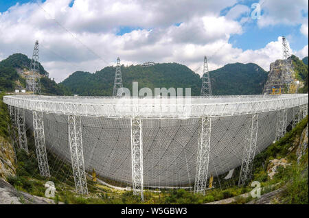 Vue aérienne de la plus grand radiotélescope appelé rapidement (cinq cent mètre d'ouverture du télescope) sphérique dans le comté de Pingtang, Qiannan Buyis et Banque D'Images