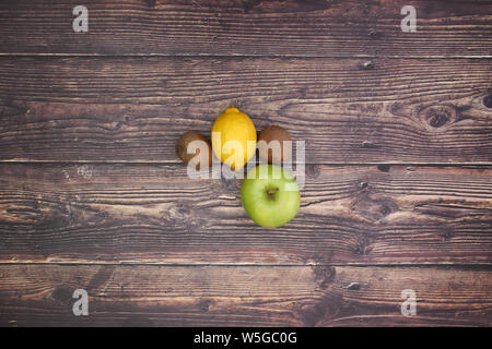 Des fruits frais et sains sur le fond en bois Banque D'Images