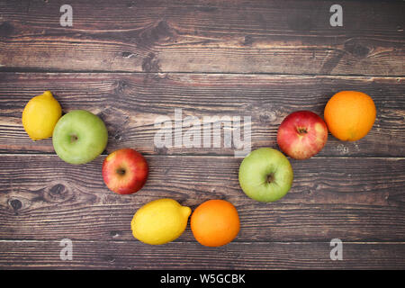 Des fruits frais et sains sur le fond en bois Banque D'Images