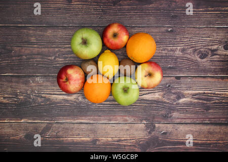 Des fruits frais et sains sur le fond en bois Banque D'Images