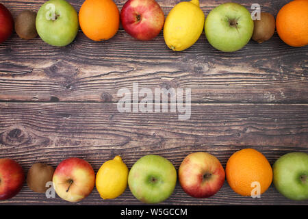 Des fruits frais et sains sur le fond en bois Banque D'Images