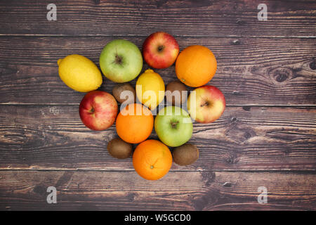 Des fruits frais et sains sur le fond en bois Banque D'Images