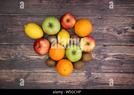 Des fruits frais et sains sur le fond en bois Banque D'Images