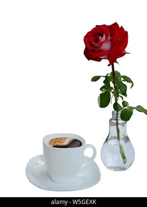 Photo d'une rose rouge dans un vase et le café dans une tasse et soucoupe, blanc isolé sur fond blanc. Banque D'Images