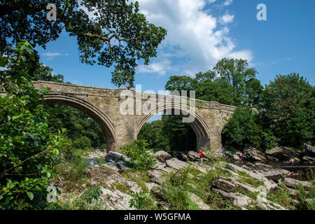 Journée la plus chaude de l'année 25 juillet 2019. Vue du Devils Bridge, avec la rivière Lune, Kirkby Lonsdale, les familles se rafraîchir dans la rivière. Kirkby Lonsda Banque D'Images