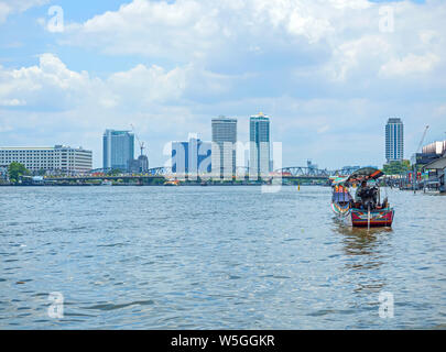 BANGKOK, THAÏLANDE - 18 juillet 2019 : style de vie le long de la rivière Chao Phraya à Bangkok en Thaïlande. Banque D'Images