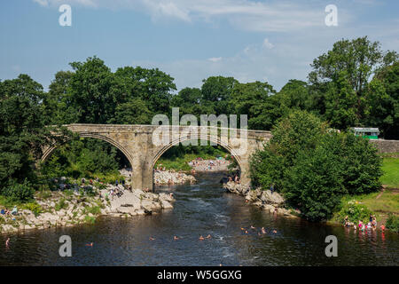 Journée la plus chaude de l'année 25 juillet 2019. Vue du Devils Bridge, avec la rivière Lune, Kirkby Lonsdale, les familles se rafraîchir dans la rivière. Kirkby Lonsda Banque D'Images