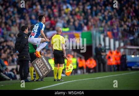 Wu Lei de RCD Espanyol se réchauffe avant d'entrer dans le champ de la concurrence contre le FC Barcelone au cours de leur 29e match de la Liga 2018-2019 seaso Banque D'Images