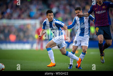 Wu Lei, gauche, et Sergio Garcia, centre, de l'Espanyol défis Clement Lenglet du FC Barcelone durant leur 29e match de la Liga 2018- Banque D'Images