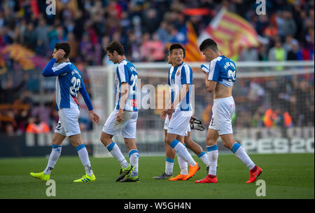 Wu Lei, deuxième à droite, et des membres de l'équipe de l'Espanyol à pied hors du terrain après qu'ils ont été battus par le FC Barcelone durant leur 29e match de la L Banque D'Images