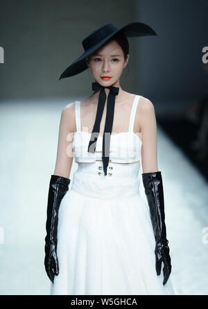 L'actrice chinoise, de l'hôte et le modèle Shen Mengchen affiche une nouvelle création du fashion show de GENIAL par Zhang Jinhao pendant la Fashion Week Automne Chine Banque D'Images