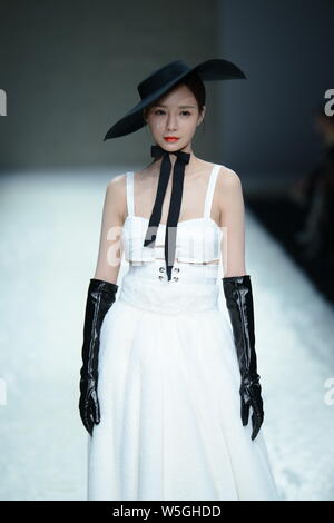 L'actrice chinoise, de l'hôte et le modèle Shen Mengchen affiche une nouvelle création du fashion show de GENIAL par Zhang Jinhao pendant la Fashion Week Automne Chine Banque D'Images