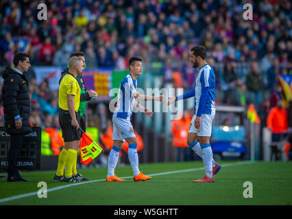 Wu Lei, deuxième à droite, de l'Espanyol suppléants Borja Iglesias pour rivaliser contre le FC Barcelone au cours de leur 29e match de la Liga 2018-201 Banque D'Images