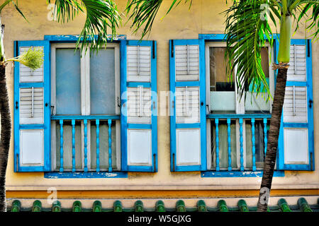 Vue avant du Singapour coloré extérieur de maison magasin de meubles anciens volets en bois bleu et blanc et de palmiers dans la ville historique de Tanjong Pagar. Banque D'Images