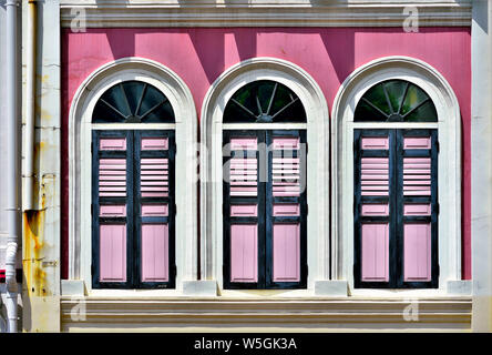 Peranakan de Singapour Traditionnel ou Straits Chinese shop chambre avec fenêtres volets rose et rose et blanc en extérieur, Tanjong Pagar historique Banque D'Images