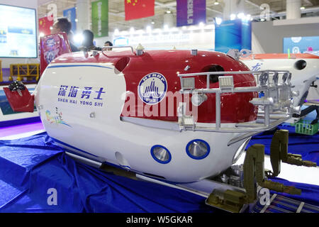 --FILE, des gens regardent une maquette du submersible habité Shenhai Yongshi (Deep Sea Warrior) lors d'une expo à Dalian, Liaoning, du nord-est de la Chine Banque D'Images