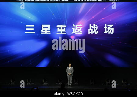 Kwon Gye-hyun, président de Samsung Electronics Grande Chine, présente le Samsung Galaxy S10 series blackberry lors du lancement à Wuzhen Banque D'Images