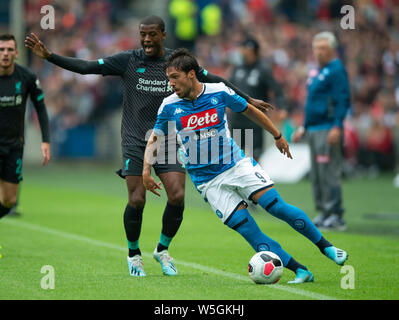 Édimbourg, Écosse - 28 juillet : Napoli ailier droit, Simone vert, s'éloigne du milieu de terrain de Liverpool, Georginio Wijnaldum néerlandais, au cours de la match amical d'avant saison entre Liverpool FC et SSC Napoli à Murrayfield le 28 juillet 2019 à Edimbourg, Ecosse. (Photo de MO Media) Banque D'Images