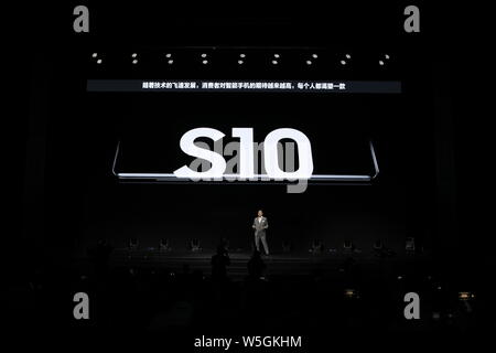 Kwon Gye-hyun, président de Samsung Electronics Grande Chine, présente le Samsung Galaxy S10 series blackberry lors du lancement à Wuzhen Banque D'Images