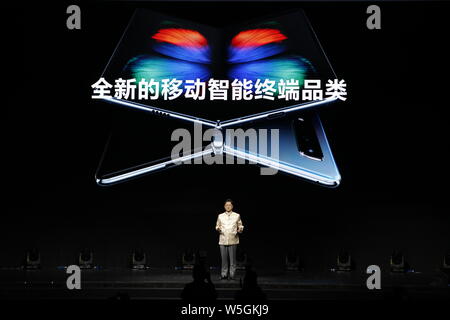 Kwon Gye-hyun, président de Samsung Electronics Grande Chine, présente le Samsung Galaxy fois blackberry lors du lancement à Wuzhen ville, Banque D'Images