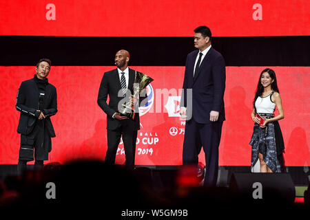 Ancien joueur de basket-ball de NBA et de l'Ambassadeur de la Coupe du Monde de la FIBA, Kobe Bryant, centre gauche, et à la retraite de basket-ball chinois, Yao Ming, président de la Chi Banque D'Images