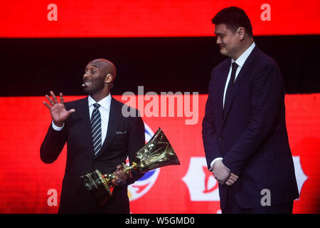 Ancien joueur de basket-ball de NBA et de l'Ambassadeur de la Coupe du Monde de la FIBA, Kobe Bryant, à gauche, et à la retraite de basket-ball chinois, Yao Ming, président de la Chinese Ba Banque D'Images