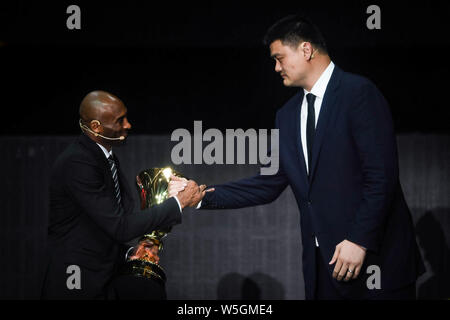 Ancien joueur de basket-ball de NBA et de l'Ambassadeur de la Coupe du Monde de la FIBA, Kobe Bryant, à gauche, et à la retraite de basket-ball chinois, Yao Ming, président de la Chinese Ba Banque D'Images