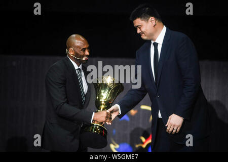 Ancien joueur de basket-ball de NBA et de l'Ambassadeur de la Coupe du Monde de la FIBA, Kobe Bryant, à gauche, et à la retraite de basket-ball chinois, Yao Ming, président de la Chinese Ba Banque D'Images