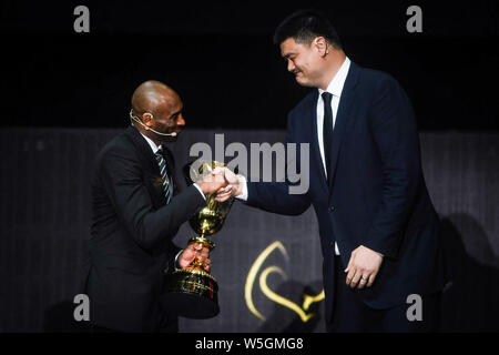 Ancien joueur de basket-ball de NBA et de l'Ambassadeur de la Coupe du Monde de la FIBA, Kobe Bryant, à gauche, et à la retraite de basket-ball chinois, Yao Ming, président de la Chinese Ba Banque D'Images