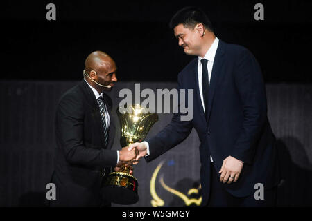 Ancien joueur de basket-ball de NBA et de l'Ambassadeur de la Coupe du Monde de la FIBA, Kobe Bryant, à gauche, et à la retraite de basket-ball chinois, Yao Ming, président de la Chinese Ba Banque D'Images