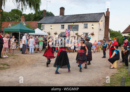 Border Morris Dance Group SlackMaGirdle morris dancing en dehors de la Pub Bull, Burrough Green Cambridgeshire UK Banque D'Images