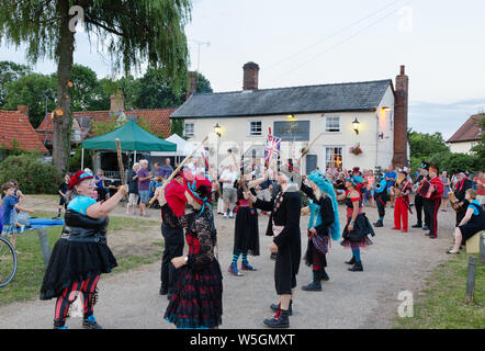 Border Morris Dance Group SlackMaGirdle morris dancing en dehors de la Pub Bull, Burrough Green Cambridgeshire UK Banque D'Images