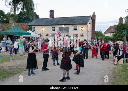 Border Morris Dance Group SlackMaGirdle morris dancing en dehors de la Pub Bull, Burrough Green Cambridgeshire UK Banque D'Images