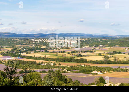 Monts de Vaucluse : Arrière-plan avec vue aérienne sur les champs de lavande qui entourent les villages perchés du Pays de Sault, Aurel et Ferrassieres Banque D'Images