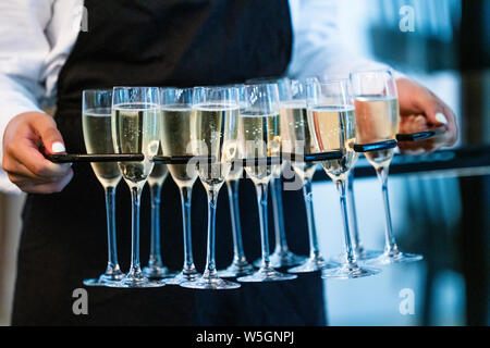 Close Up of Waitress Serving verres de champagne pour l'événement Banque D'Images