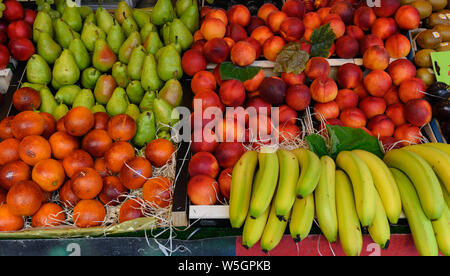 Les fruits d'été en vente dans le marché d'Aligre, Paris, France Banque D'Images